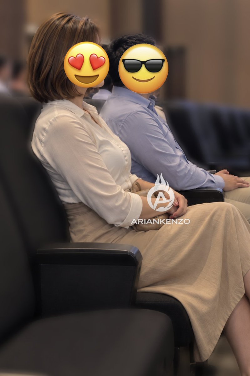 ArianKenzo's tweet photo. 🔥 Saat Dunia 'Rahasia' Bertemu di Dunia Nyata 🔥

Pagi tadi wife pergi ke kampus anak buat acara pengenalan orang tua

Tiba-tiba wife chat gue:

Wife:
“Beib, ada Fred di sini.”
“Anaknya rupanya masuk ini juga.”

(Kalau kalian ingat Fred adalah partner tetap gue dan wife yang waktu itu ikut event 4S kasih surprise ultah buat wife)

Gue langsung jawab:

“Kok bisa pas banget sih 😅”

Terus wife malah balas:

“Duduk pas sebelahan banget ☺️”

🤣🤣🤣

Belum sempat gue cerna kebetulannya, tiba-tiba HP gue bunyi

Ternyata Fred sendiri yang nge-chat gue:

“Broo, gue lagi sama wife lu ini di kampus.”
“Kebetulan banget bisa sama, gak nyangka 😁” 
"Duduk juga bisa sebelahan ☺️"

Masuk lagi chat dari Fred, ternyata dia kirim foto wife 🤩
(Pria di sebelah wife itu ortu lain ya, yang fotoin candid ini si Fred sendiri 🤣)

Gue cuma bisa ketawa baca chat itu 😂

Dari sekian banyak orang tua yang datang ke kampus pagi itu...

partner tetap kami malah duduk persis di sebelah wife gue

Dan yang bikin makin lucu, Fred kemudian lanjut:

“Bro, besok sorean ada waktu?”
“Meet up yuk, udah lama kita gak ngobrol bareng.”

🤣🤣🤣

Dunia memang kadang isinya suka serba kebetulan

Dari partner yang pernah ikut kasih birthday surprise ke wife...

Sekarang?

Wife dan Fred malah duduk sebelahan langsung di acara itu

Kebetulan macam apa ini? 🤣