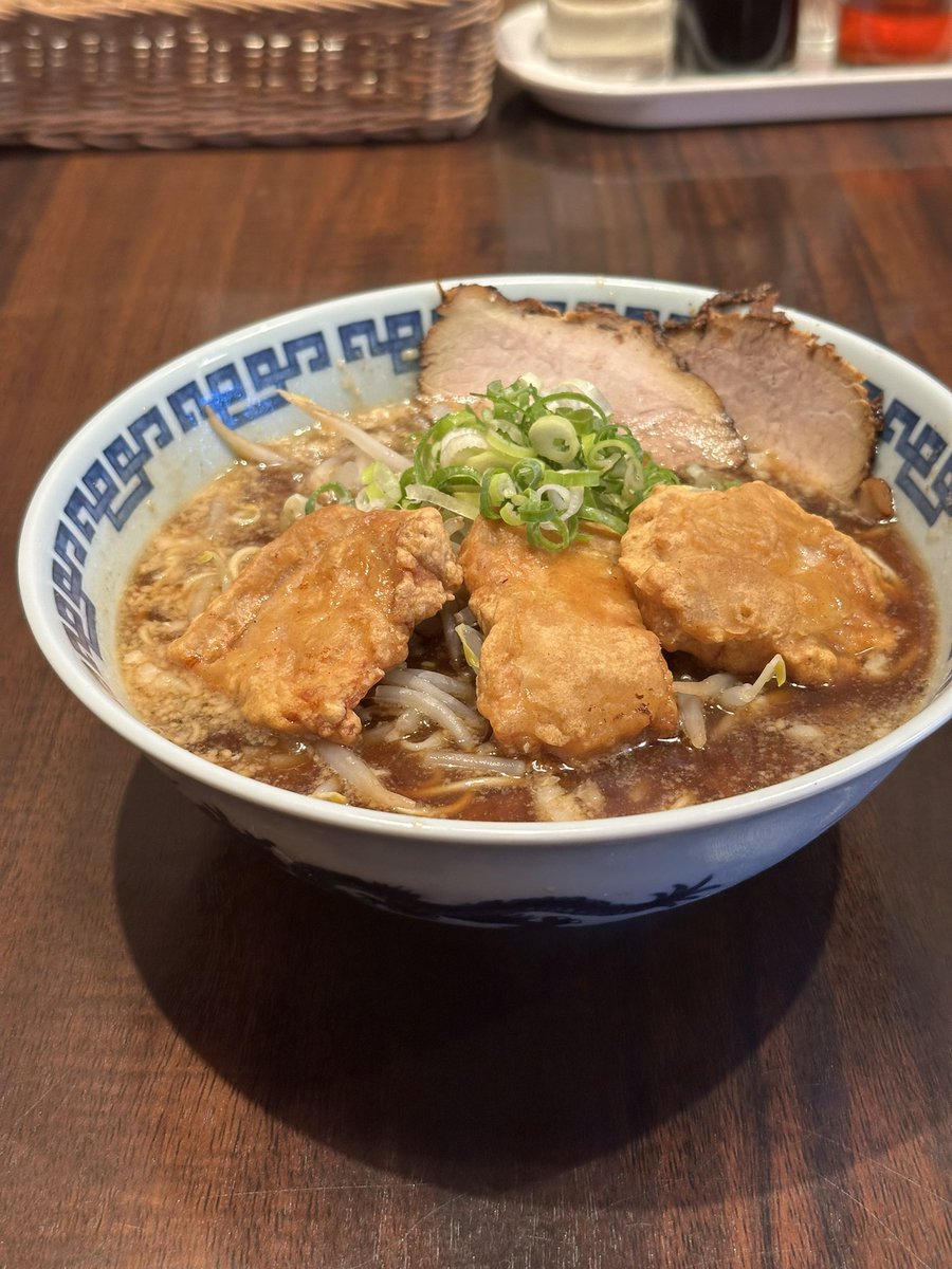 6319Dia's tweet photo. 一回生のバイトのご両親が挨拶も兼ねて食事しに来てくださいました、その姿を見てるといつも自分はたよんない京都の父親としてしっかりとたまにゆるく（だいたいゆる���笑笑）大事なお子さんを見守らなあかんと心に誓ってます。
元祖酒粕担々麺のきんちゃんのまかないシリーズ！パイコー麺でーす😊 https://t.co/bskhyqKWT9
