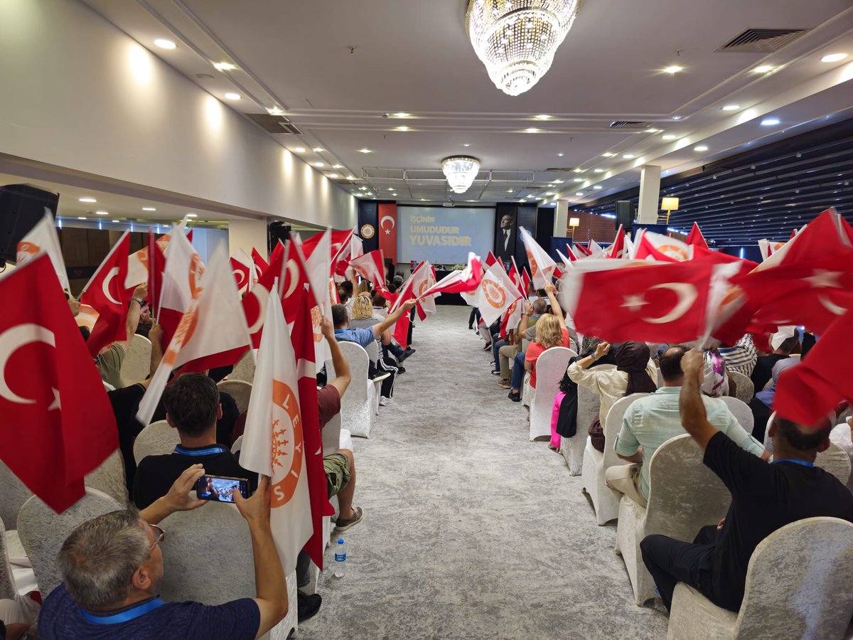 Toleyis1977's tweet photo. KARADENİZ ŞUBE 3. OLAĞAN GENEL KURULUMUZ GERÇEKLEŞTİ

Karadeniz Şube 3. Olağan Genel Kurulu 11 Eylül 2026 Tarihinde Saat 10:00’da Toplandı.

Karadeniz Şubemizin 3. Olağan Genel Kurulu’na başlamadan önce, TOLEYİS Sendikasının onurlu tarihini içeren tanıtım filmimiz yayınlandı.

Kongre Karadeniz Şube Başkanı Soner Donat’ın yaptığı açılış konuşmasıyla başladı. Soner DONAT Genel Kurul’un hayırlı olması temennisinde bulunarak tüm misafirlere katılımlarından dolayı teşekkürlerini sundu.

Ardından Başkanlık Divanının oluşturulmasına ilişkin teklifi kongreye sundu. Divanın teşkiline ilişkin teklif oy birliğiyle kabul edildi. Divan Başkanlığına Genel Başkanımız Sayın Cemail BAKINDI, Divan Başkan Yardımcılıklarına Sn. Kubilay Töre ve Sn. Erkan Kuzur, Katipliklere Sema Kaylavaz ve Yağmur Gökçe seçildiler.

Daha sonra, Gazi Mustafa Kemal ATATÜRK ve tüm şehitlerimiz için saygı duruşu yapıldı ve İstiklal Marşı okundu. Ardından konuşmalarını yapmak üzere Genel Başkanımız Sn. Cemail BAKINDI kürsüye davet edildi. Sn. Bakındı; Katılımcıları selamlayarak duyduğu memnuniyeti dile getirdi. Ülke olarak birlik ve beraberlikle mücadele etmemiz gerektiğini, bu şekilde sorunların üstesinden gelinebileceğini, birlik olunduğu takdirde tüm sorunlara göğüs gerebileceğimizden bahsetti. Ayrıca Sn. Bakındı, ülkemizin gündeminde olan ekonomik sıkıntılar ve üyelerimizin genel beklentileri ile ilgili değerlendirmede bulundu. Son olarak “hepimizin insanca yaşayabileceği bir dünya bir Türkiye diler, hepinizi sağlık ve mutlulukla selamlar, saygılarımı sunarım” diyerek sözlerini noktaladı.

Daha sonra, değerli misafirlerimiz takdim edildi. Ardından kongreye katılamayıp başarı dileklerinde bulunanların telgrafları okundu.
Divan Başkanı Sn. Cemail BAKINDI, Sendika Yönetim, Denetim, Disiplin Kurul’larına adayların tespiti için süre verdi.

Divan Başkanı Sn. Cemail BAKINDI, daha önce delegelere gönderilmiş olan Faaliyet ve Denetim Kurulu Raporları, Genel Kurulun oylarına sunuldu. Söz alan olmadı, oylama yapıldı ve oybirliğiyle kabul edildi.

Adaylık müracaatları geldikten sonra, Genel Kurul delegelerine müracaat eden adaylıklar okundu ve oy pusulası basılması için matbaaya gönderildi.

Kurulların ibrasına geçildi. Kurullar, oy birliğiyle ibra edildi.
Basılan oy pusulaları Seçim Kuruluna teslim edilerek Genel Kurulun seçimler kısmına geçildi.

Samsun Bölge Şubemizin 11.09.2026 tarihinde yapılan 3. Olağan Genel Kurul’unda,  Şube Başkanlığına yeniden Soner DONAT seçildi. 

YÖNETİM KURULU ASİL ÜYELERİ
ŞUBE BAŞKANI : SONER DONAT
ŞUBE SEKRETERİ : DURSUN ORUÇ
ŞUBE MALİ SEKRETERİ : HÜSEYİN TOPRAK
ŞUBE TEŞKİLAT SEKRETER : ADEM ÇITAK
ŞUBE EĞİTİM SEKRETERİ : NEVZAT TOMRUK

Yönetim Kurulu Üyelerini tebrik eder, sendikamıza işçi sınıfına hayırlı olmasını temenni eder, çalışmalarında başarılar dileriz.