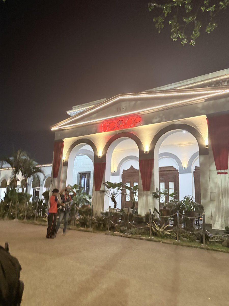 ryujinjakpus's tweet photo. Dan jajanan terakhir kita di surken adalah GELATOO!!! Murah dan enak njirr, xixixi senang.

Dan trip bogor ini ditutup dengan piknik di alun-alun, ian beli cuanki, aku menikmati cireng >_<

Perut kenyang, hati senang hehehe. MAKASIH AYANGGG @KILLMON6ER https://t.co/7gF3W65bx7