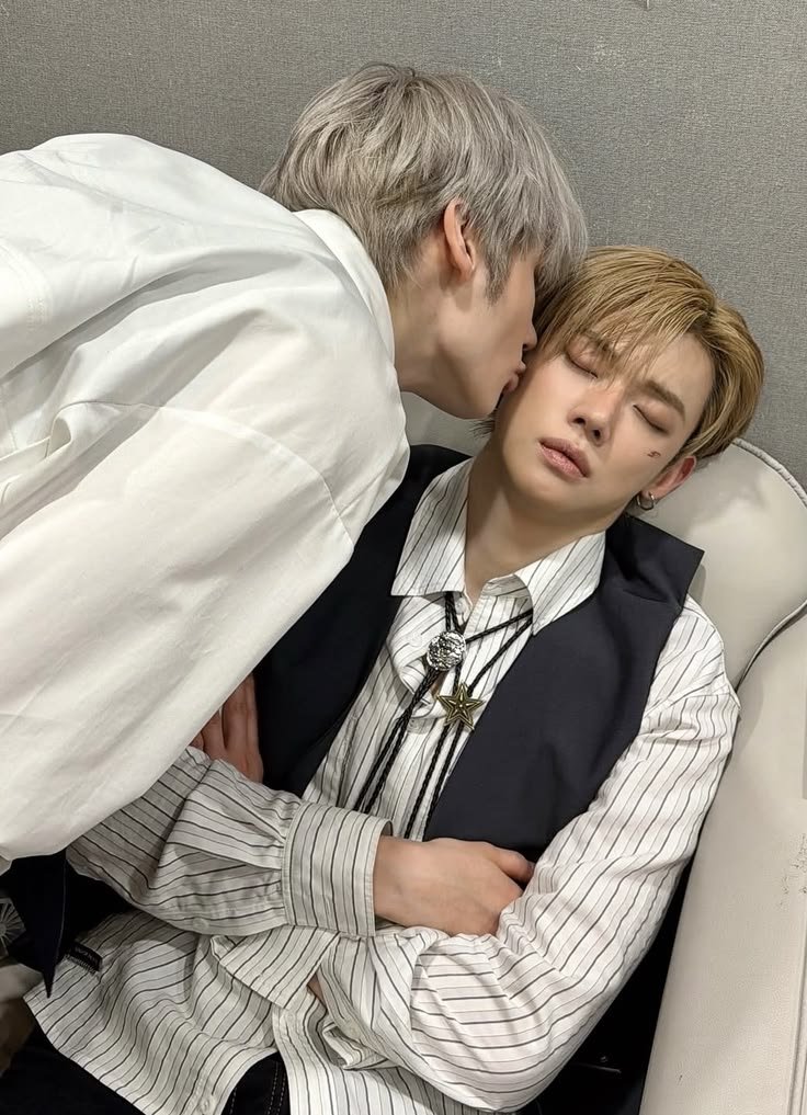 hkkaels's tweet photo. Happy birthday, Yeonjun!! 💝🌟
Have a wonderful birth day and eat lots of delicious food!🍀

#바다를닮은쭈니에게높은가을하늘을
#YouAlwaysShineYeonjun https://t.co/f4cdmGTlXs