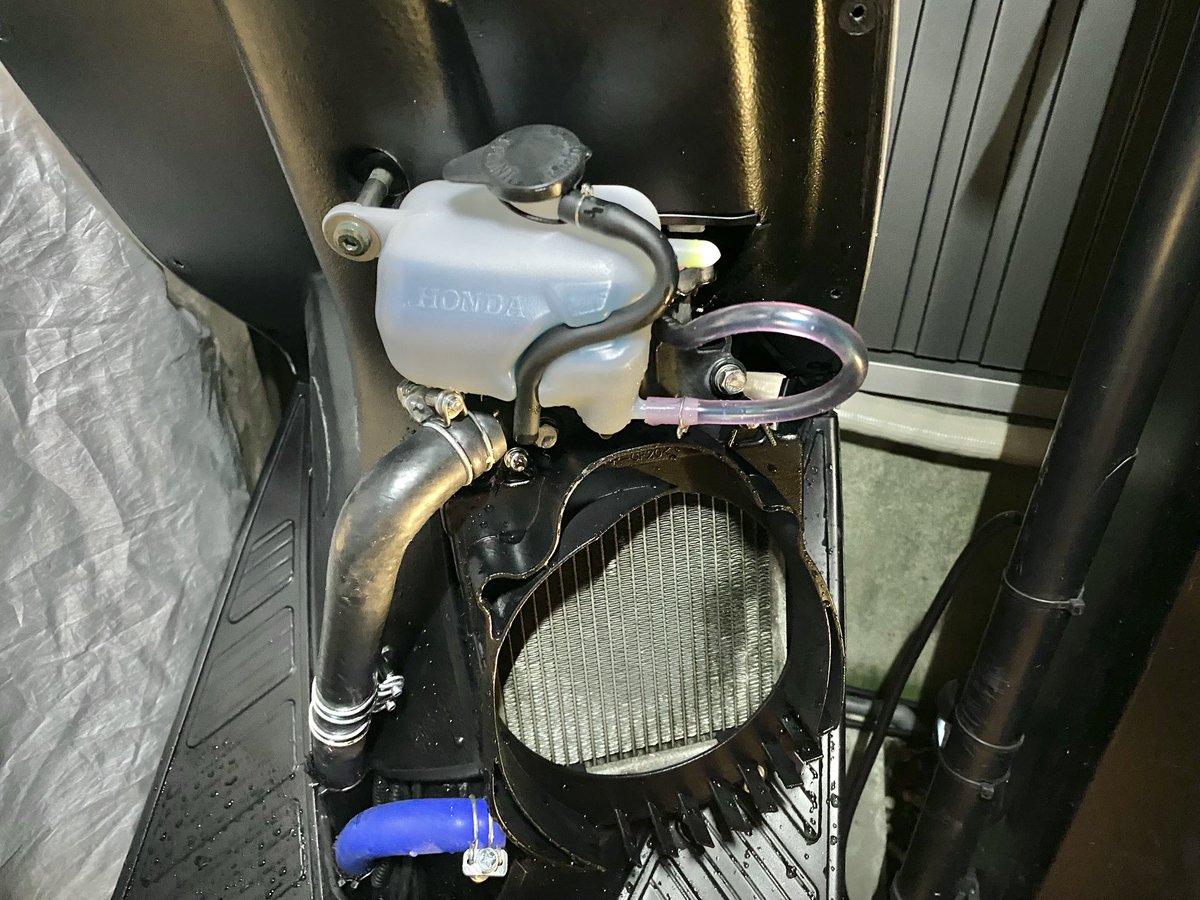 ADHD_MHSW's tweet photo. あとはラジエーターのリザーバータンク。JF56のタンクがいびつな形でその影響で設置場所もイマイチ。JK05のタンクがラックの中に入りそうだったので落札。ちょうどボルト穴が使え収まりが良いしラックで隠れる場所に設置できた。 https://t.co/ViIgjDI40C