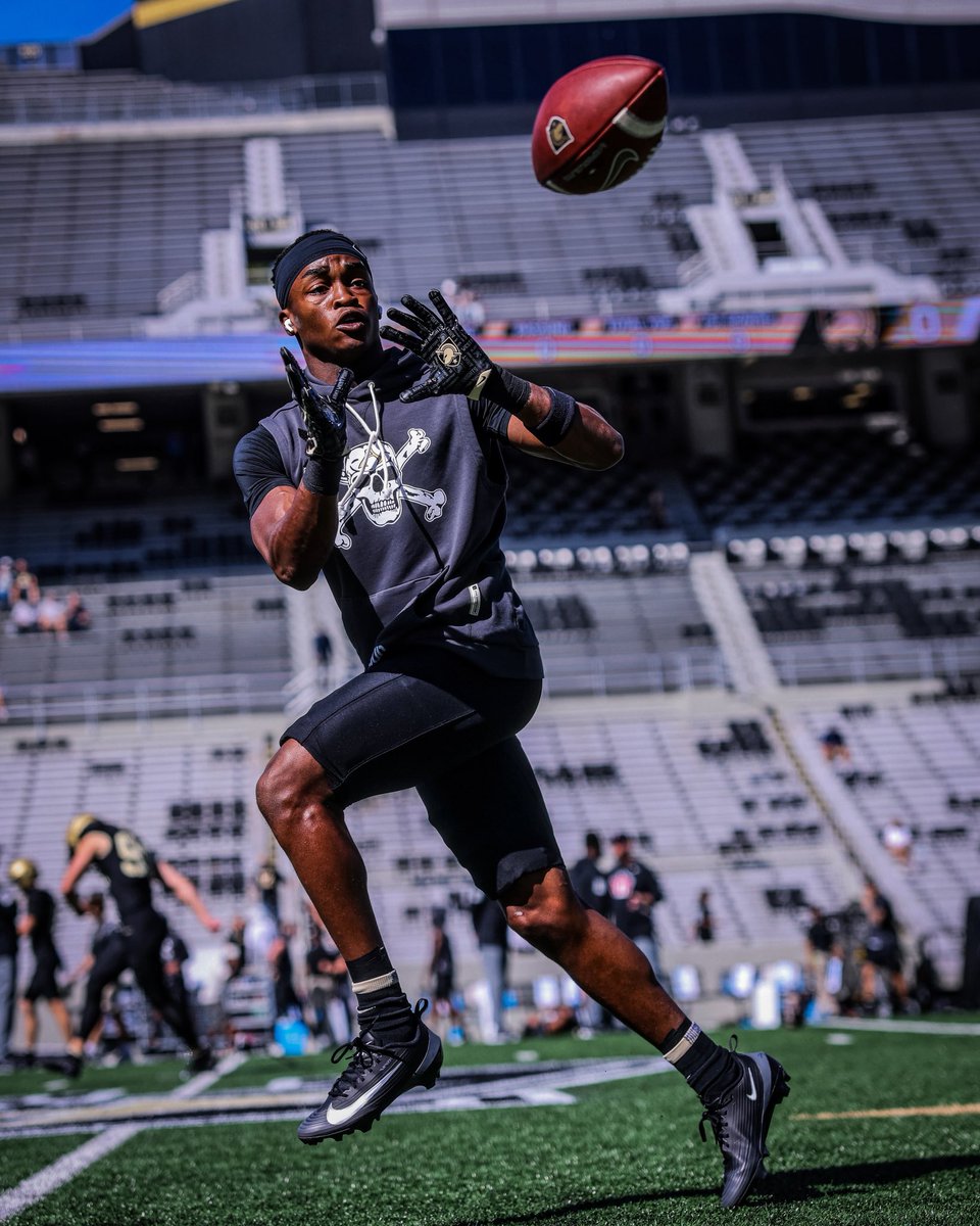 ArmyWP_Football's tweet photo. Getting set for kick 🏈

#GoArmy https://t.co/ZlC13Fz3OG