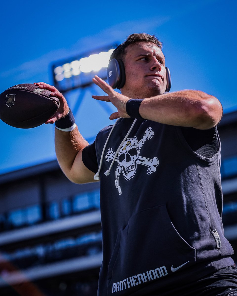 ArmyWP_Football's tweet photo. Getting set for kick 🏈

#GoArmy https://t.co/ZlC13Fz3OG
