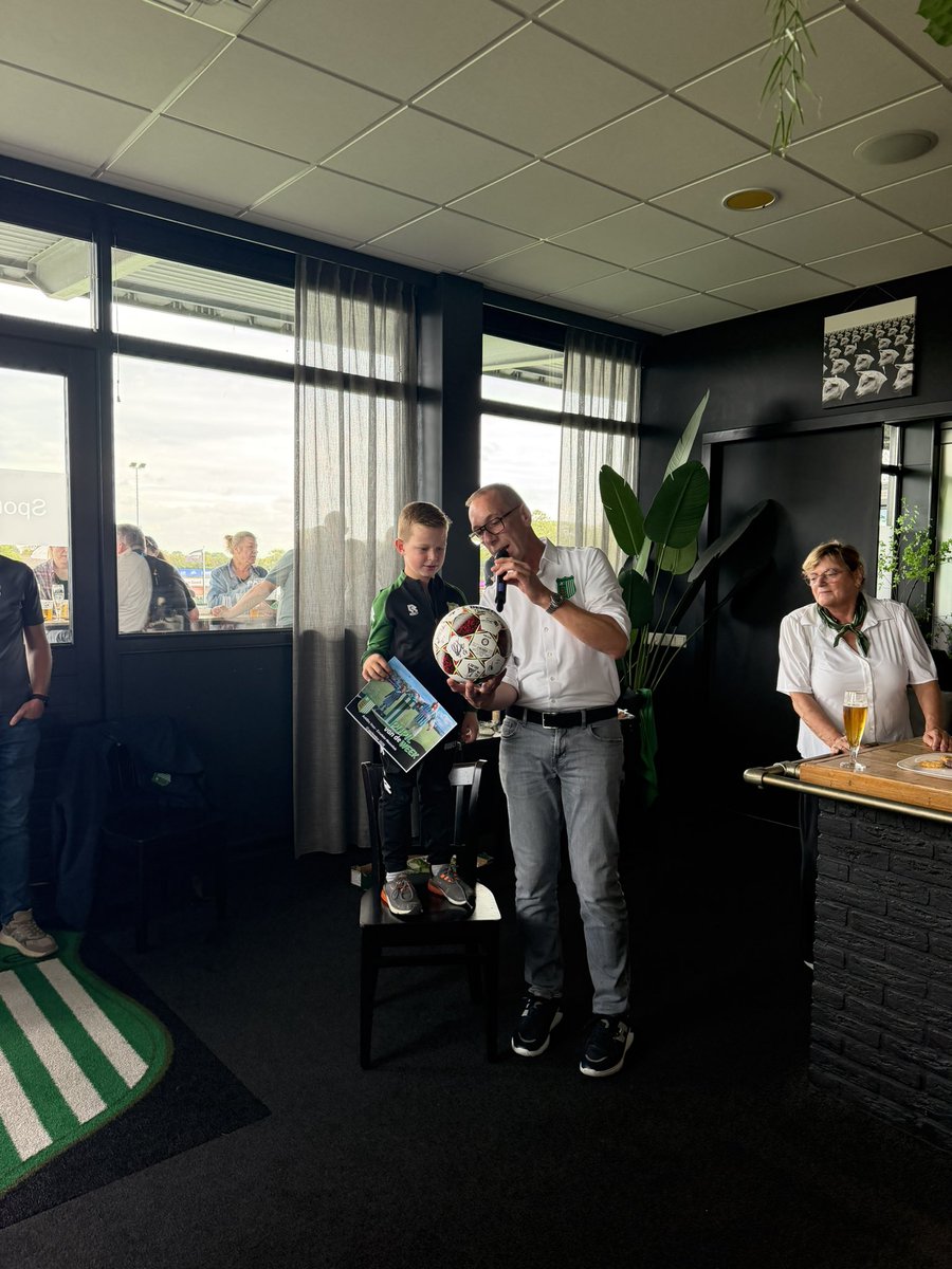 AchillesVeen's tweet photo. Pupil van de Week Dean van Bergeijk heeft de bal met handtekeningen ontvangen van voorzitter Henk Schreuders #achexc https://t.co/j8KlH0jfpr