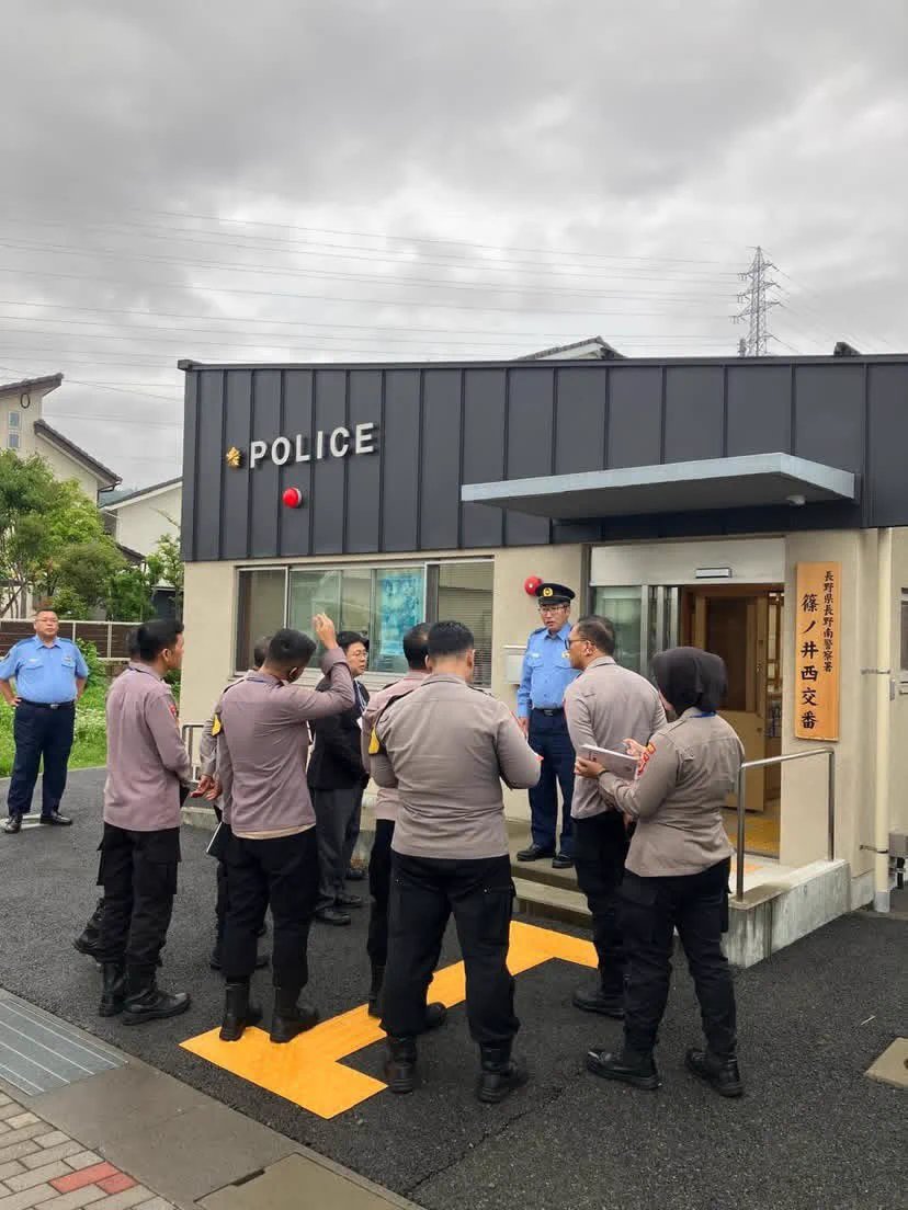 LambeSahamjja's tweet photo. hasil studi banding polisi indo ke jepang:
- katanya polri gak bisa niru mentah-mentah cara polisi jepang
- kulturnya beda
- soalnya polisi jepang ngembangin community policing
- artinya pelayanan hidup dari masyarakat
- yang dipelajari cara polisi jepang jalanin community policing lewat petugas koban dan chuzaisho
- koban itu pos polisi kecil di kota
- petugasnya gantian jaga
- chuzaisho itu pos polisi di desa
- polisinya tinggal di situ bareng keluarga
- jadi polisinya nempel terus sama warga setempat