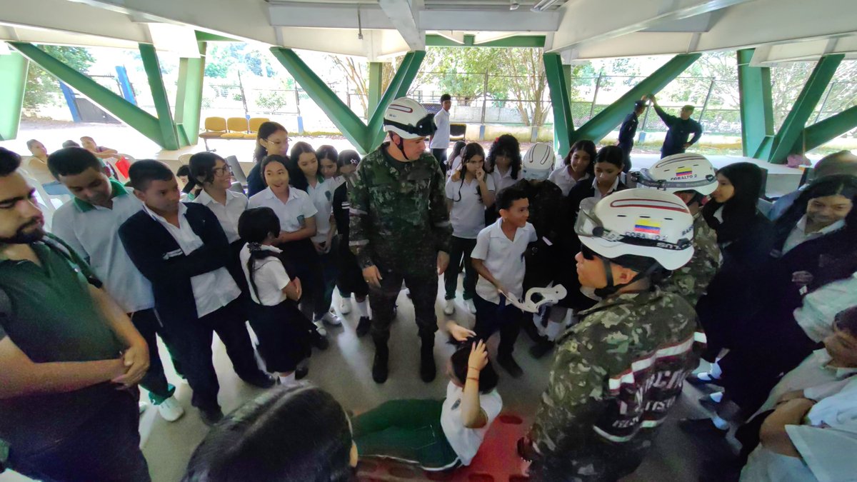 Ingenieros_EJC's tweet photo. BRIAD I En Pueblo Bello, #Cesar, soldados de la Brigada de Ingenieros de Atención y Prevención de Desastres realizaron un stand de capacidades fortaleciendo en los  asistentes conocimientos para prevenir y responder ante situaciones de emergencia.

Durante la jornada se desarrolló un ejercicio de evacuación ante un posible sismo, promoviendo desde las aulas una cultura de prevención y preparación para proteger la vida. 

#SiempreATuLado
