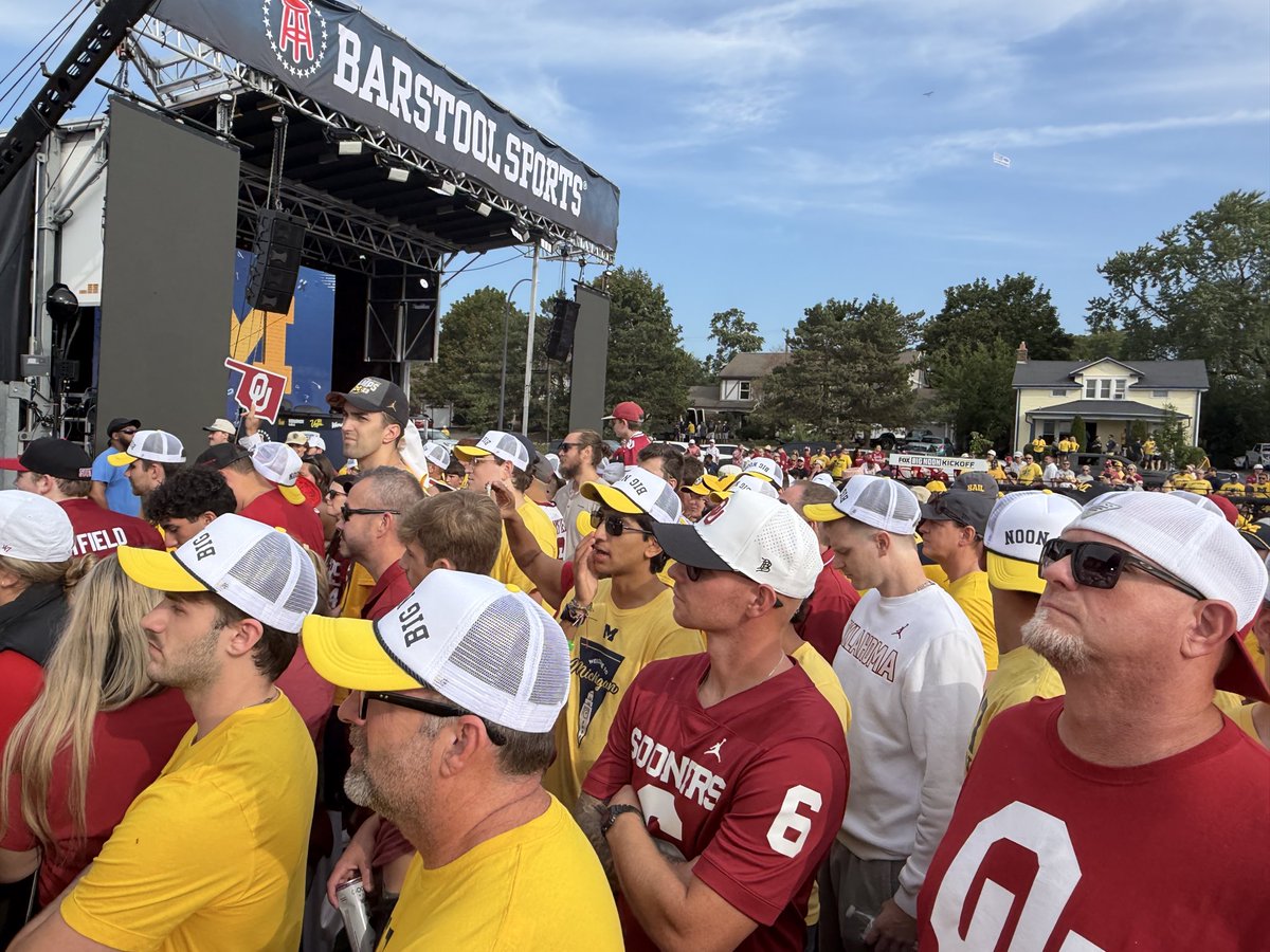 Mathew_Wittwer's tweet photo. Lots of Sooners in the stadium an hour before kickoff https://t.co/l6mN5pYnAS