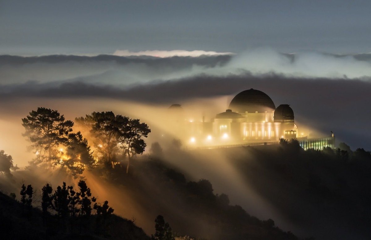 bay_photography's tweet photo. Griffith observatory as the marine layer rolls in over the Hollywood Hills.

Do you prefer the zoom or the wider version? https://t.co/HvL85K92yk
