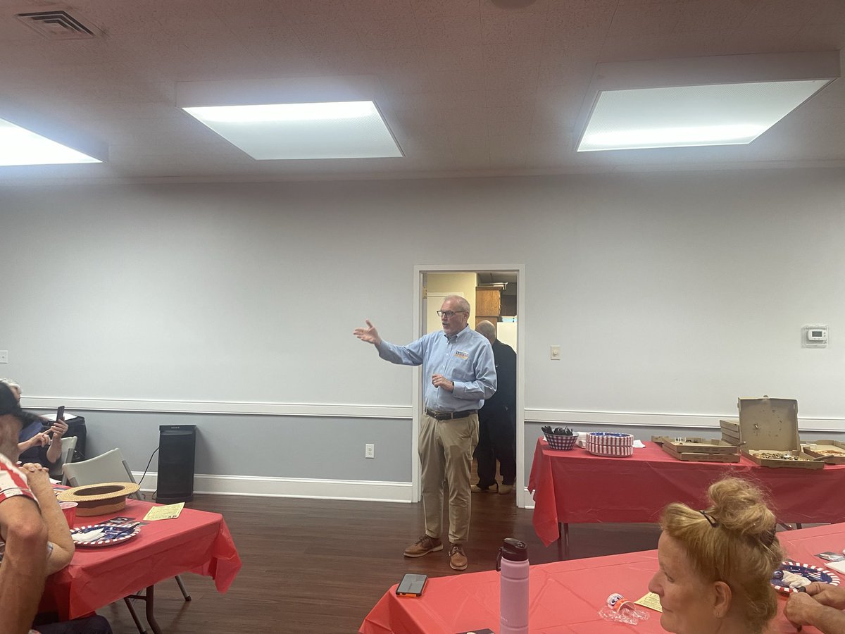 MorganGriffith's tweet photo. On Friday night, I joined Former Governor Youngkin and Delegate Joe McNamara at the Floyd County GOP Pizza Dinner. https://t.co/BzlEeV8arq