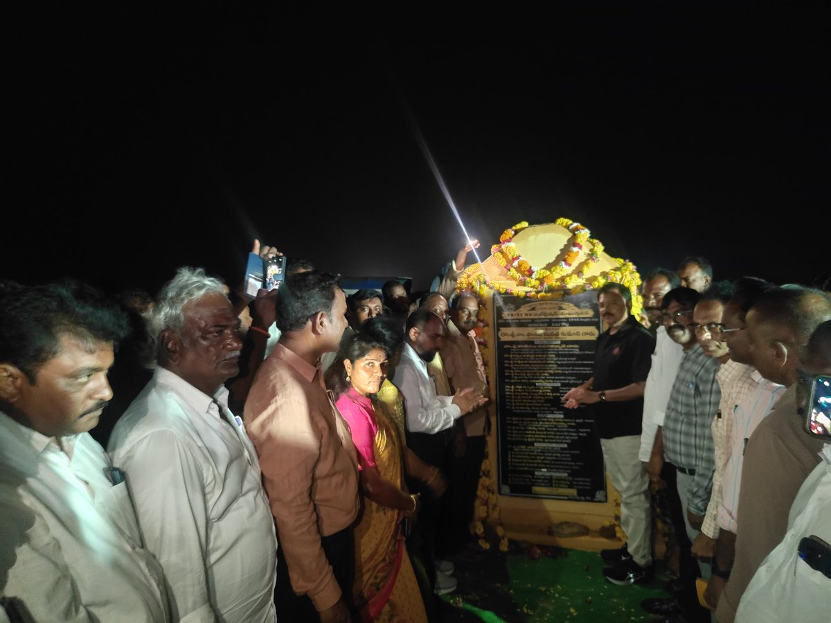 sunilkumarpasam's tweet photo. గూడూరు నియోజకవర్గం:-
మన గూడూరు - మన సునీల్ ❤️
చిల్లకూరు మండలం:- బూదనం గ్రామంలో రూ.3.02 కోట్ల అంచనా వ్యయంతో నిర్మించనున్న 33/11 కేవీ విద్యుత్ సబ్స్టేషన్ శంకుస్థాపన కార్యక్రమంలో పాల్గొనడం జరిగింది. #PasimSunilKumar #GudurMLA #GudurConstituency #TDP #ManaGudurManaSunil https://t.co/BeNVOdl7QH
