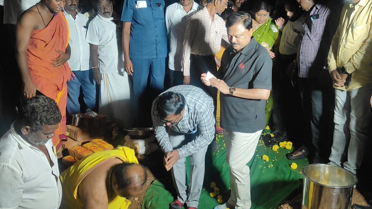 sunilkumarpasam's tweet photo. గూడూరు నియోజకవర్గం:-
మన గూడూరు - మన సునీల్ ❤️
చిల్లకూరు మండలం:- బూదనం గ్రామంలో రూ.3.02 కోట్ల అంచనా వ్యయంతో నిర్మించనున్న 33/11 కేవీ విద్యుత్ సబ్స్టేషన్ శంకుస్థాపన కార్యక్రమంలో పాల్గొనడం జరిగింది. #PasimSunilKumar #GudurMLA #GudurConstituency #TDP #ManaGudurManaSunil https://t.co/BeNVOdl7QH
