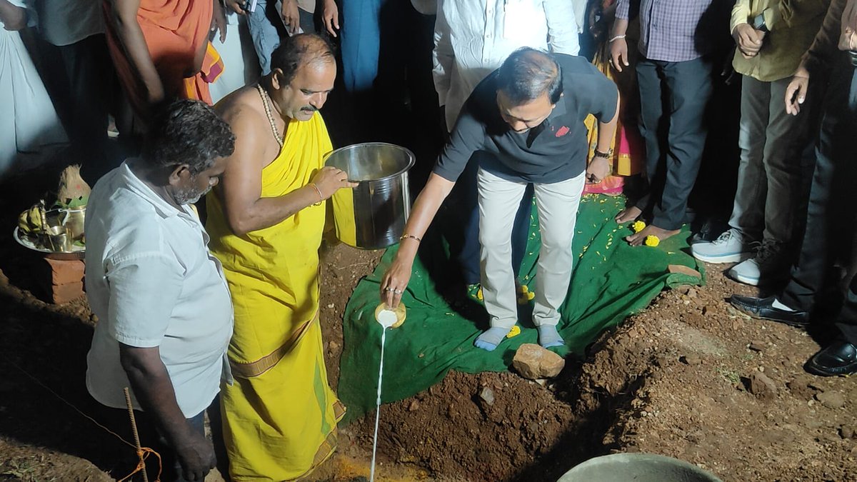 sunilkumarpasam's tweet photo. గూడూరు నియోజకవర్గం:-
మన గూడూరు - మన సునీల్ ❤️
చిల్లకూరు మండలం:- బూదనం గ్రామంలో రూ.3.02 కోట్ల అంచనా వ్యయంతో నిర్మించనున్న 33/11 కేవీ విద్యుత్ సబ్స్టేషన్ శంకుస్థాపన కార్యక్రమంలో పాల్గొనడం జరిగింది. #PasimSunilKumar #GudurMLA #GudurConstituency #TDP #ManaGudurManaSunil https://t.co/BeNVOdl7QH