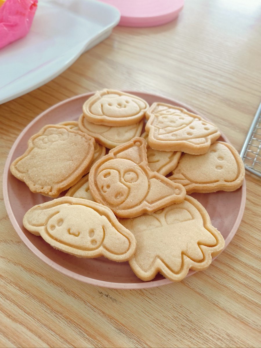 LeonelZinv4's tweet photo. Hoy hicimos galletas de forma de animalitos con mi hijo!  Siempre son momentos divertidos y llenos de sabor juntos. https://t.co/6HwmfJiD6q