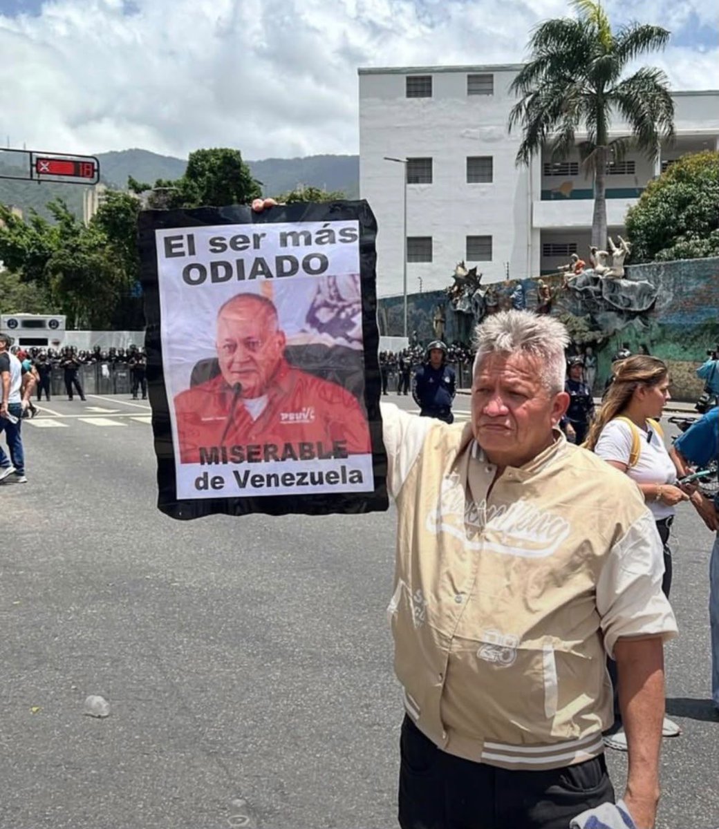 JuanPGuanipa's tweet photo. Oscar Morales López fue secuestrado después de participar en la movilización de familiares de presos políticos del día de ayer hacia Miraflores. 

Hombres armados, vestidos de negro y en un vehículo sin placas se lo llevaron por la fuerza. Hasta ahora se desconoce su paradero.

Así opera el terrorismo de Estado chavista: secuestrar, desaparecer y sembrar miedo para impedir que los venezolanos protesten.

Responsabilizamos a Delcy Rodríguez, Diosdado Cabello y Jorge Rodríguez por su integridad y exigimos su inmediata liberación.

¡Basta de persecución! ¡Libertad para Oscar y para TODOS los presos políticos!
