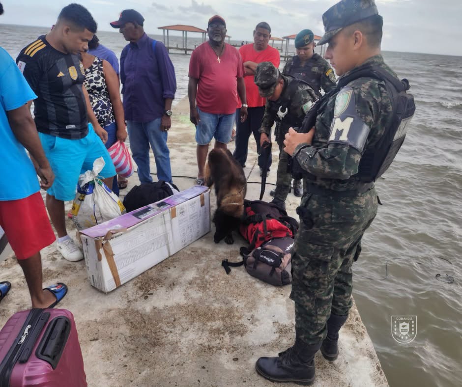 NMoskitiahn's tweet photo. #PUERTOLEMPIRA #SoluciónContraElCrimen | PMOP desarrolló operaciones en Puerto Lempira
Las Fuerzas Armadas de Honduras, a través de la Policía Militar del Orden Público (#3BPMOP), desarrolló operaciones policiales-militares en el muelle principal de Puerto Lempira, Gracias a Dios https://t.co/D4xwV2nd95
