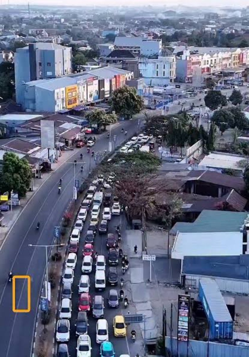 indepenSumatera's tweet photo. Ini gila.
Beneran gila.

BBM langka.
Sekolah disuruh WFH.
Kabanya pengisian BBM mau pakai ganjil-genap.

Rakyat disuruh antri.
Anak disuruh belajar dari rumah.
Mobil disuruh giliran.
Negara tetap tenang.

Kalau orang Sulawesi tidak ngamuk,
kalau orang Sulawesi tidak marah
sudah parah.
Sudah lumpuh.
Sudah kehilangan muka.

Di mana siri’ ta?
Di mana harga diri ta?
Di mana keberanian ta?

Dijadikan daerah perahan.
Dijadikan antrean panjang.
Dijadikan yang paling akhir dilayani.
Lalu disuruh diam atas nama SABAR.

Ini bukan gangguan biasa.
Ini penghinaan yang diulang-ulang.

Marah itu wajar.
Ngamuk itu waras.
Diam itu yang gila.