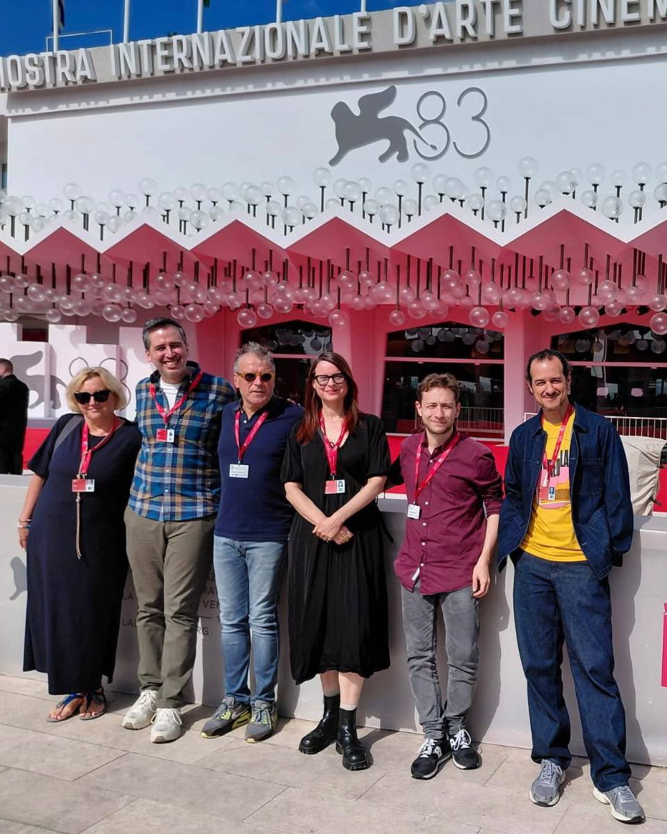 Siyad_'s tweet photo. 🦁 83.⁠ ⁠Venedik Film Festivali'nde, aralarında SİYAD’ı temsilen Berke Göl'ün de yer aldığı FIPRESCI jürisi Ana Yarışma'da Lee Chang-dong'un “Possible Love ”, Orizzonti/Critics' Week bölümlerinden ise Xavier Tera'nın “The Color of the Sun” filmlerini ödüllendirdi. https://t.co/hR67DnRzAj