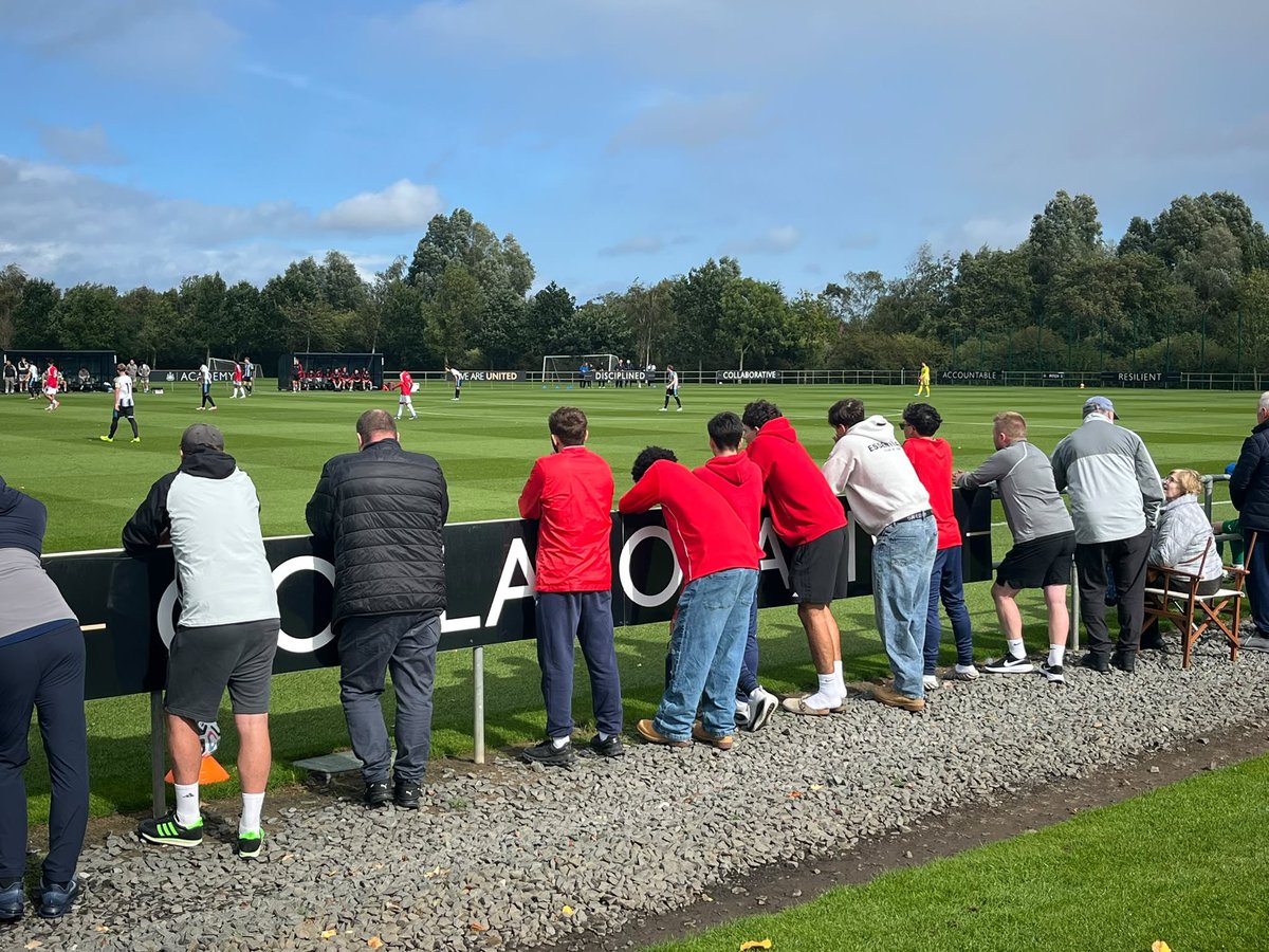 i2iSoccerAcad's tweet photo. 𝗪𝗔𝗧𝗖𝗛𝗜𝗡𝗚 𝗣𝗥𝗢 𝗔𝗖𝗔𝗗𝗘𝗠𝗬 𝗙𝗢𝗢𝗧𝗕𝗔𝗟𝗟 🤩

Our NU new starts got a taste of Premier League academy football at U18 level today along with coaches Ackas and Tommy as they went to see Newcastle United vs Manchester United 😮‍💨

#OneBigFamily https://t.co/WxzhspL6LB