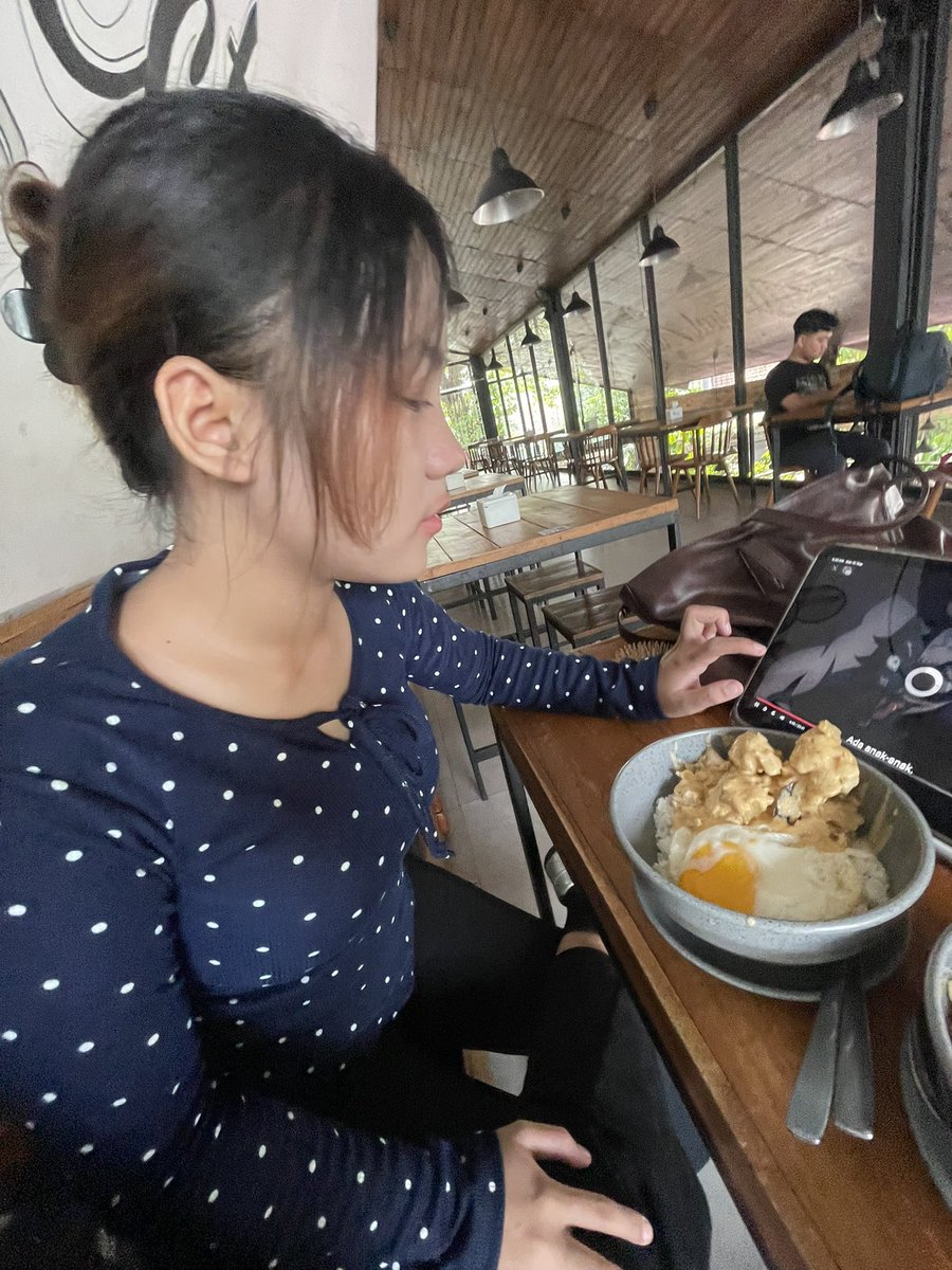fugieyeeyy's tweet photo. pagi, siang, sore malem kita makan makan dan makan😭😭 https://t.co/xu2l1jU0kg