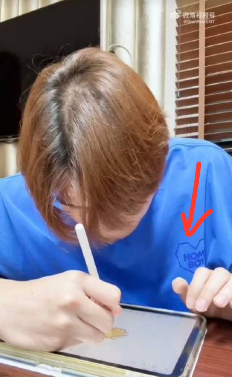 halfafiction's tweet photo. Laundry day

Boom: I'm sure the blue t-shirt is here*digs thru cupboard*
Smart: 🎧🎵
Boom: did u see my blue t-shirt?
Smart: no

Later...

Boom scrolls on weibo and sees Smart’s video 

Boom: SMART, YOU TOOK MY T-SHIRT!

#smartboom

pic credit:
https://t.co/PrY463Kk4O https://t.co/HEeuiBK8ef