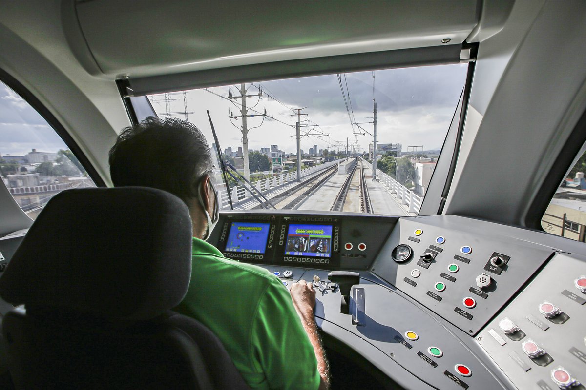 TransporteJal's tweet photo. 🎉 ¡La #Línea3 de #MiTren celebra seis años de servicio!
Desde su inauguración en 2020, su afluencia aumentó 144 %, pasando de 75 mil a más de 183 mil usuarios diarios en 2026. 🚆💚 https://t.co/KKpKDxpsoX