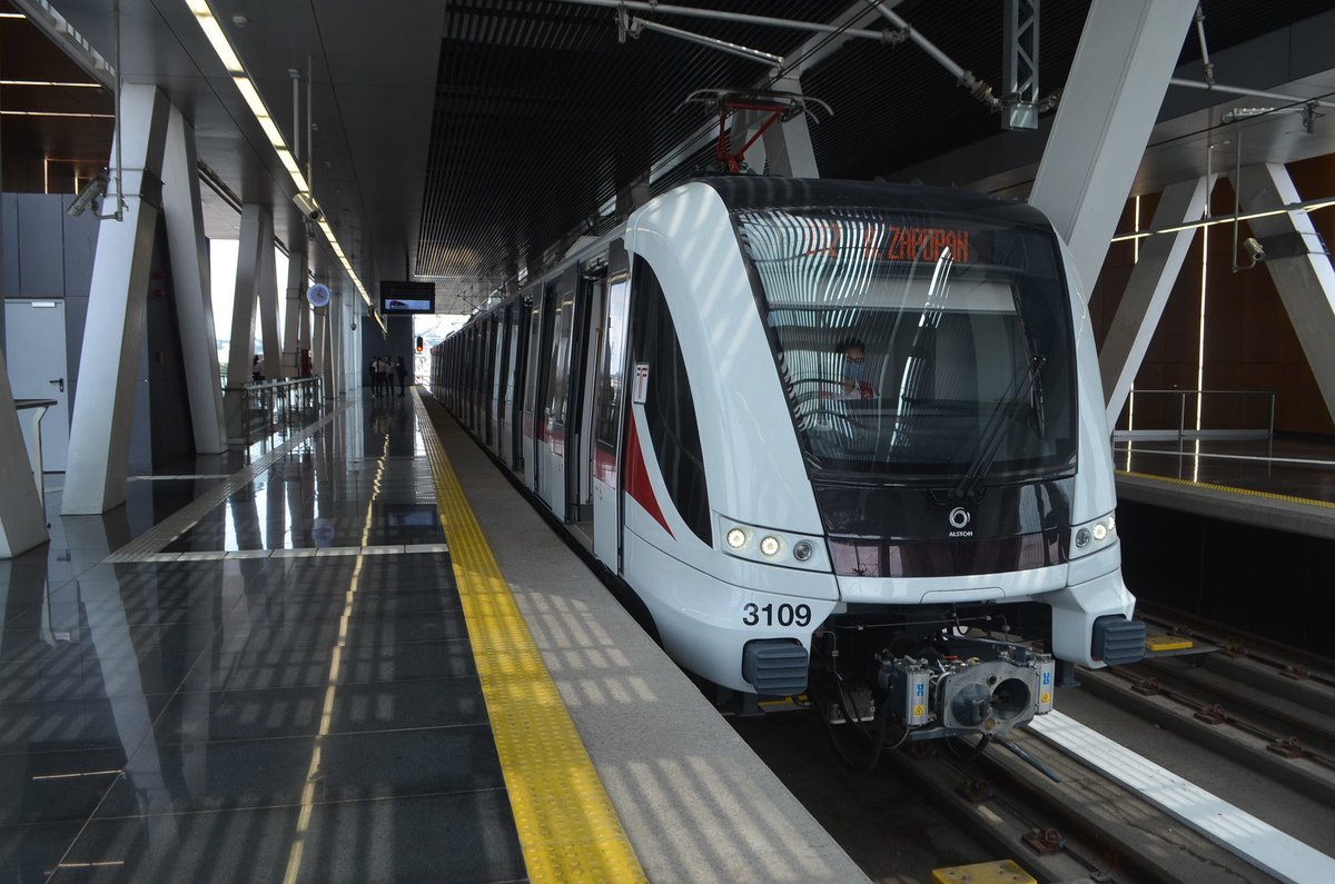 TransporteJal's tweet photo. 🎉 ¡La #Línea3 de #MiTren celebra seis años de servicio!
Desde su inauguración en 2020, su afluencia aumentó 144 %, pasando de 75 mil a más de 183 mil usuarios diarios en 2026. 🚆💚 https://t.co/KKpKDxpsoX