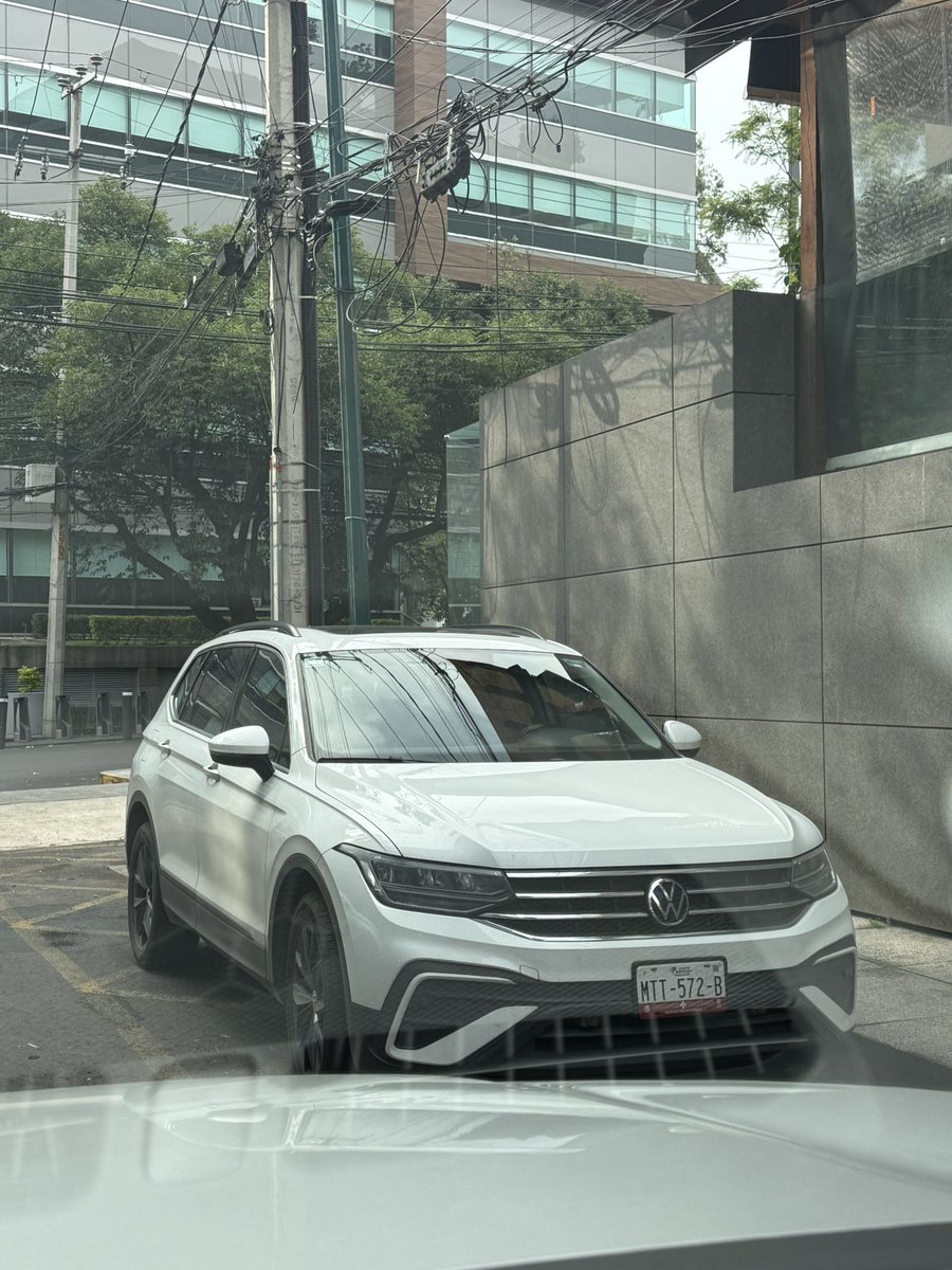 ViveLasLomas's tweet photo. Otra vez otro coche, mal estacionado en Montes Celestes esquina con Volcán, enfrente de la toma de bomberos @MHPrevencion 
Ayuda por favor @ecoParq @AlcaldiaMHmx @UCS_GCDMX @C5_CDMX https://t.co/4Qi91NRK2b