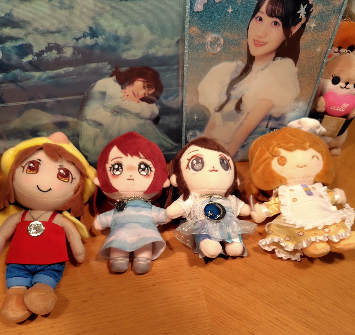 Cretaceous883's tweet photo. 香菜ちゃんと唯ちゃんのぬいを比較
左から
カナリア(2015)
かなぬい(2026)
おぐらぬいさん(2026)
かなマスコット(2024)
枠外　カワウソくん&amp;カワウソちゃん

かなぬいのほうがおぐらぬいさんより少し背が高いのはリアルのお二人っぽくていいな
#花澤香菜
#小倉唯 
#ぬい https://t.co/j78rgkcetJ