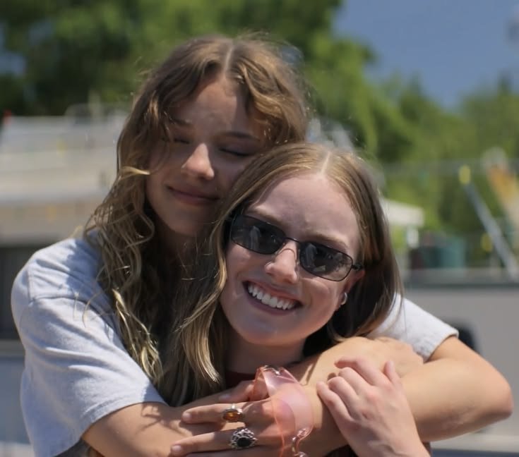kit_ramoona's tweet photo. Have you ever seen someone as genuinely happy and at peace as they are here, especially oona 😭 get them back together NOW https://t.co/VnpL6JP17J