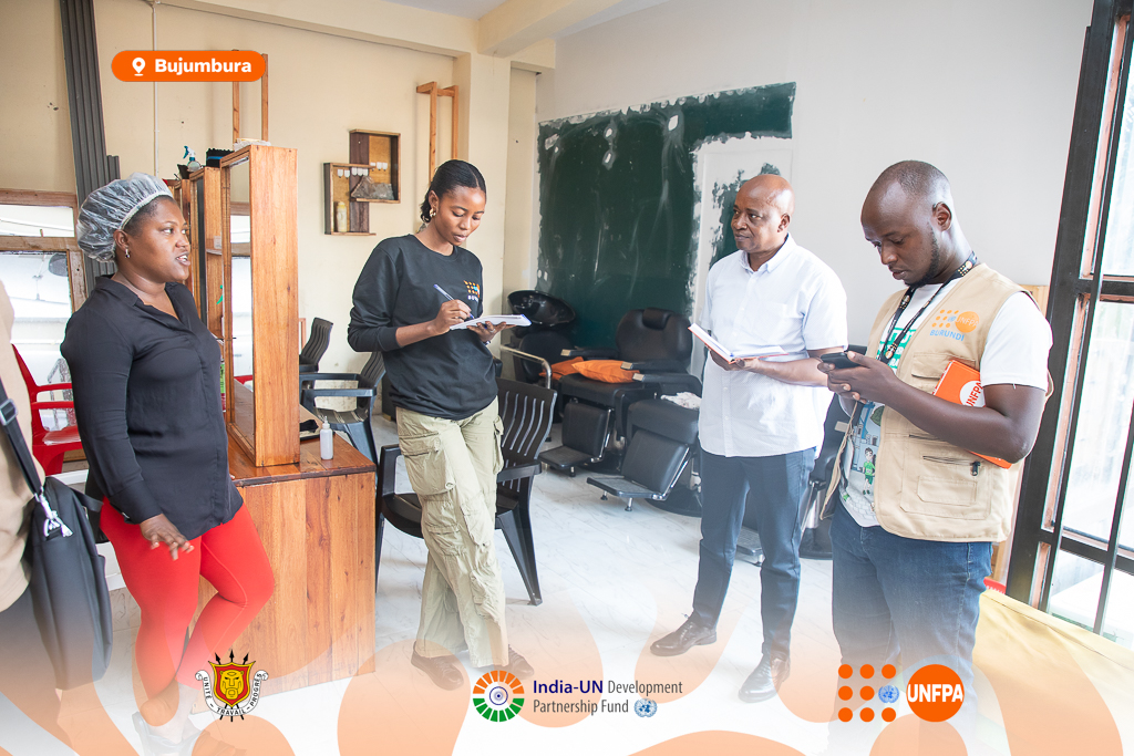 UNFPABurundi's tweet photo. Ces jeunes s’engagent aussi dans la lutte contre les #VBG, la promotion de la #PF, la cohésion sociale et la prévention des #IST. Une jeunesse engagée pour son autonomisation et le développement du Burundi.
 #UNFPA #UNFPABurundi #Burundi #Jeunesse @KacouPierre1 https://t.co/tbBA1JP9Gf