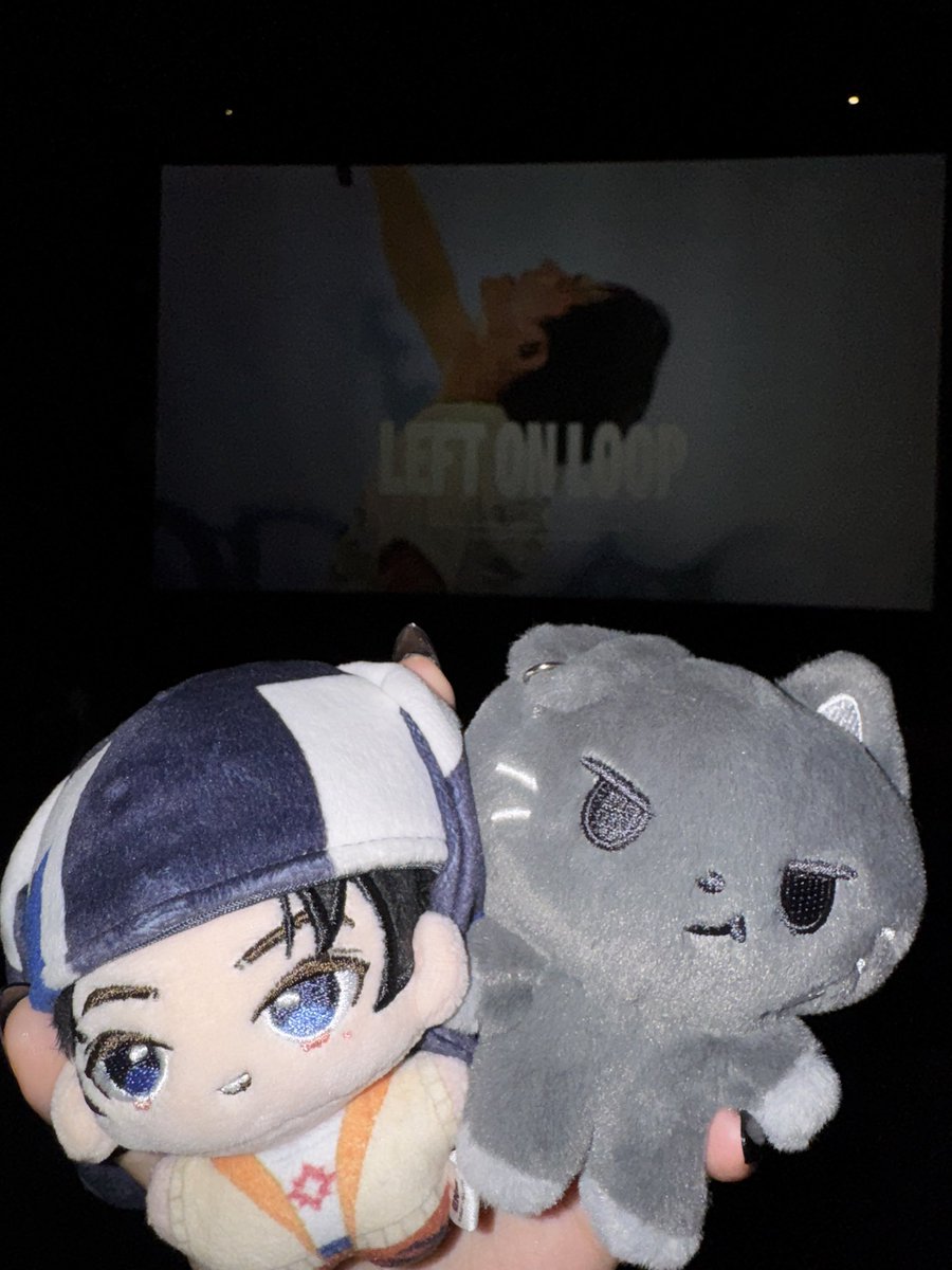 420209catsonly's tweet photo. #Leftonloop
인생 첫 영상회 !! 😆 마드리드 새크파 종성 진짜 미치는데 스크린으로 보니까 황홀했고 컴투미무새인 여자로서 컴투미 있어서 승천하는 줄 알았어요 짱,,😭 블락버스터랑 파라노말 때 무대를 너무 사랑하는 종성이가 아름다워서 먹먹해졌고 평쫑 다짐하고 나왔읍니다,,쫑쫑쫑🐈⬛🥹🖤 https://t.co/1MDJvEx5Qh
