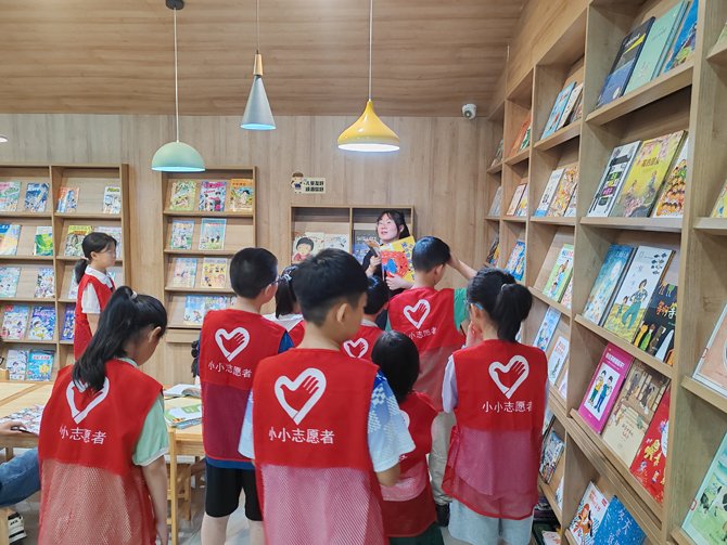 xuerw221747's tweet photo. [Spent this weekend sorting books u0026 sharing stories with local kids at the community library! Seeing their excited eyes flipping through picture books makes every minute of volunteer work worth it ]， https://t.co/nVyhmIukFM