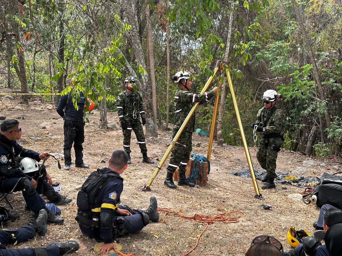 Ingenieros_EJC's tweet photo. BRIAD I En Nilo, #Cundinamarca, en el Fuerte Militar de Tolemaida, soldados de la Brigada de Ingenieros de Atención y Prevención de Desastres capacitaron al personal de la Universidad Militar Nueva Granada en brigadas de emergencia, dando a conocer las capacidades diferenciales de la unidad para la atención de posibles contingencias en el territorio nacional.

Durante la jornada se fortalecieron conocimientos y capacidades para una respuesta oportuna y efectiva ante situaciones de emergencia, promoviendo una cultura de prevención y preparación frente al riesgo. 

#SiempreATuLado