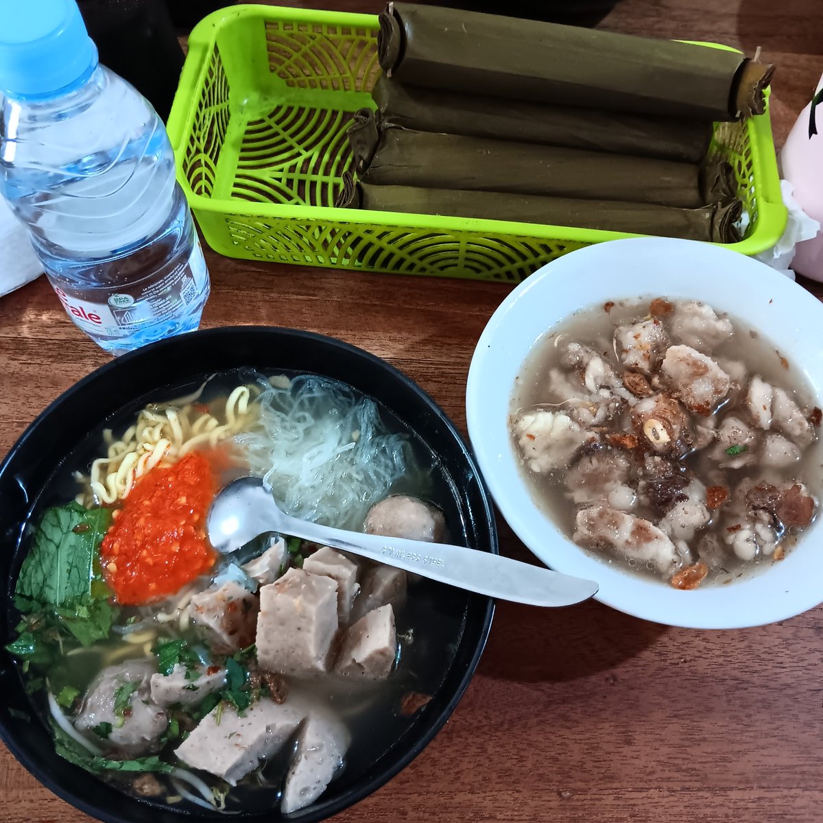 permenkapasweet's tweet photo. @mymotkibubu Sekte di jakut. Makan bakso, di mejanya selain saos, sambal dan kecap ada lontong juga https://t.co/WY3qESRdt6
