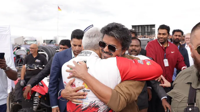 IndiaToday's tweet photo. 𝐂𝐌 𝐕𝐢𝐣𝐚𝐲 𝐫𝐮𝐧𝐬 𝐭𝐨𝐰𝐚𝐫𝐝𝐬 𝐀𝐣𝐢𝐭𝐡 𝐊𝐮𝐦𝐚𝐫 𝐟𝐨𝐫 𝐚 𝐡𝐮𝐠 𝐢𝐧 𝐢𝐜𝐨𝐧𝐢𝐜 𝐯𝐢𝐝𝐞𝐨 𝐚𝐭 𝐒𝐢𝐥𝐯𝐞𝐫𝐬𝐭𝐨𝐧𝐞. 𝐖𝐚𝐭𝐜𝐡

Actor-racer Ajith Kumar and Tamil Nadu Chief Minister Vijay shared a warm hug at Silverstone Racing Circuit. The viral video has won hearts online. Vijay arrived to support Ajith's racing outing.

Read more: https://t.co/XSvvUSJCST

#AjithKumar #Vijay #TamilNadu #Silverstone