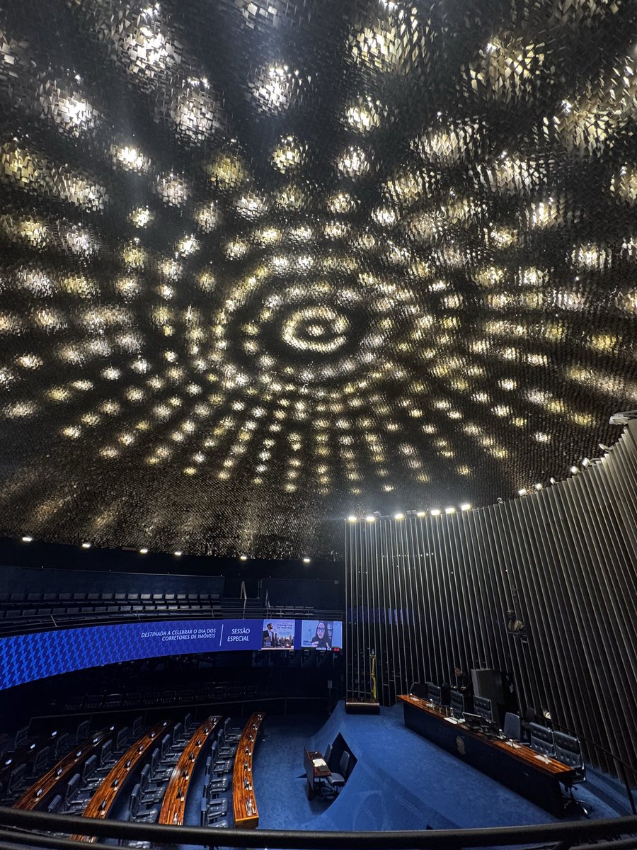 whoslar's tweet photo. arquitetura linda esse tal de congresso nacional https://t.co/buwPBcsUnS