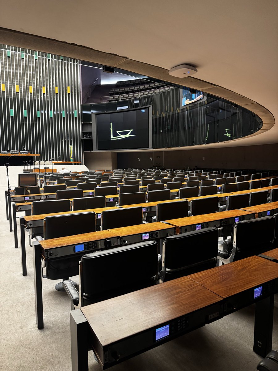 whoslar's tweet photo. arquitetura linda esse tal de congresso nacional https://t.co/buwPBcsUnS
