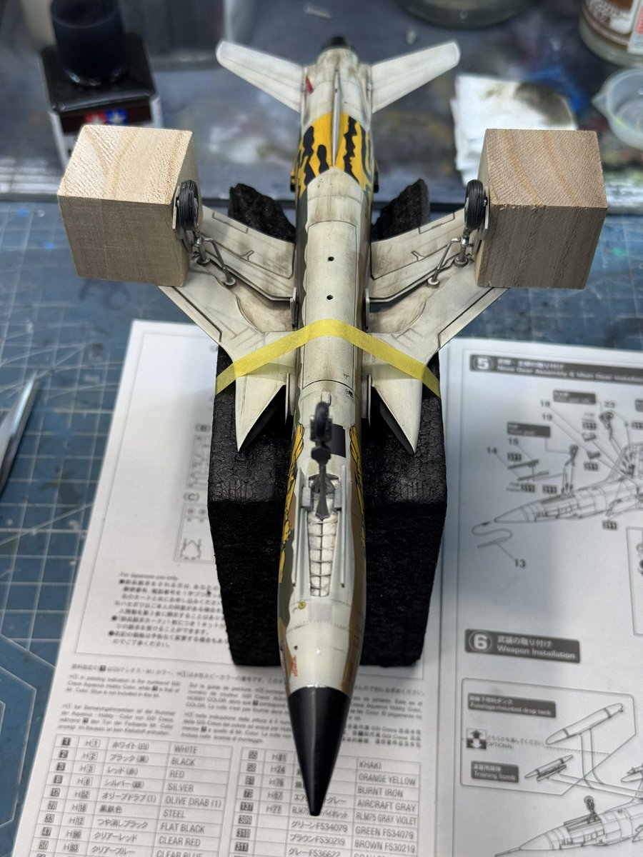 moge691's tweet photo. #エリア88
#サンダーチーフ
#F105D
ここに来て余計な工作。
伸ばしランナーで雰囲気重視😅
で、一晩置いたら、
地面に立たせよう😑
そして、ここに来て、
ミサイルと燃料タンクのパイロン?が
間違ってる事に気づく。
ドンマイ😉 https://t.co/nwQbx9JNbm
