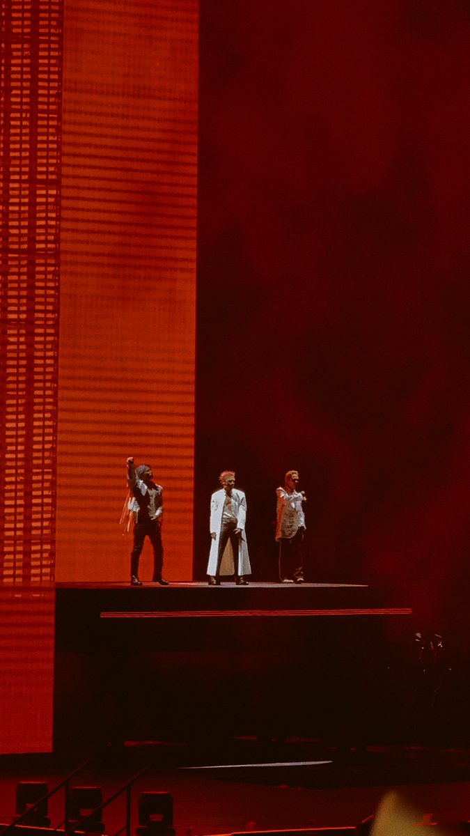 senjohnqt's tweet photo. i saw bigbang last night and it changed my brain chemistry https://t.co/sq4Ntj44sA