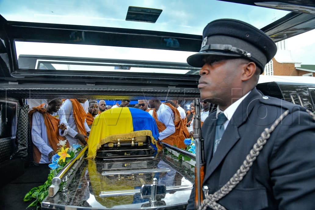 newvisionwire's tweet photo. 📸 👑  #𝗥𝗜𝗣𝗞𝗶𝗻𝗴𝗢𝘆𝗼 | His reign has ended. His legacy remains.

📸Richard Sanya
#VisionUpdates https://t.co/ff4g8SDdym