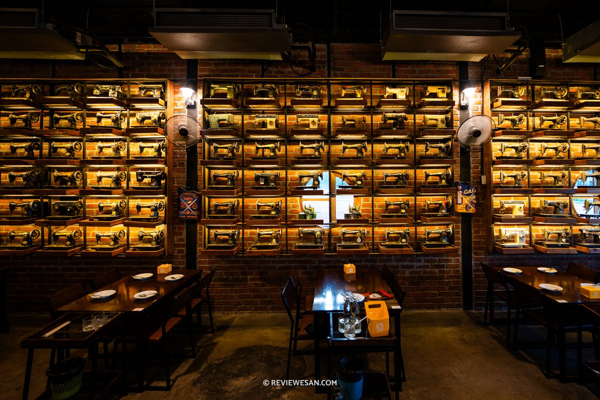 ReviewKK's tweet photo. ตลาดอู้ฟู้มีร้านอาหารสวยน่านั่งบรรยากาศดีแอบอยู่ด้านในนะครับ ร้านใหญ่มาก โต๊ะเยอะ เหมาะจัดปาร์ตี้มาก หรือจะไปดินเนอร์ก็คือเริ่ด

โรงนา 90'S  #ขอนแก่น
ตลาดอู้ฟู้ ติดกับโรงแรม HOP INN มิตรภาพ // มีที่จอดรถ

ดูเพิ่ม https://t.co/RjDHgc6ttq

#รีวิวขอนแก่น #รีวิวอีสาน https://t.co/h0L0TlEay8