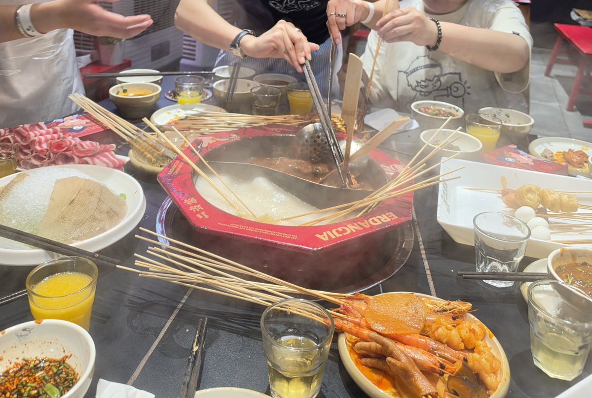 poppyblink1's tweet photo. Yobie also have hotpot 😆

APASRA FIRST REUNION
#YokoInNantong https://t.co/fFDG6Jpoha