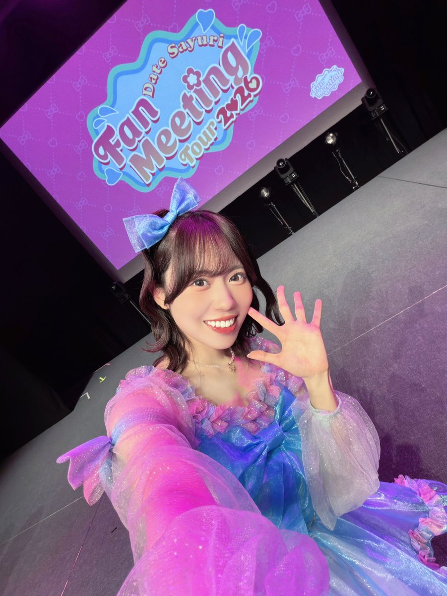 SayuriDate's tweet photo. 『伊達さゆり Fan Meeting Tour 2026』
福岡公演🍜 #伊達さゆりFM2026
昼夜ともにありがとうございました！！🌷

前回の大阪公演から1ヶ月以上経ちまして
今日この日をずっとずっと楽しみにしておりました😚
どんなことしようかな〜！ワクワク！
と思っていましたが、本番では私の方がワクワクさせられてしまって！🤣
とても楽しく、じーんとくる1日でした🥲✨

個人的にはね、アーティストデビューを発表した時に着ていた水色のお衣装で今回歌をうたえたこと。
そして、20歳のイベントで着たお衣装で
「First Feelings」を歌えたことがとても嬉しかったんだ...!!!!!✨

次の9/30東京公演に繋がるような
そんな1日にもしたかったから
みんなのおかげで想いが溢れたよ〜！🙌
本当にありがとう！！

お衣装は、
🧚‍♀️ブルーハワイとイチゴのかき氷ちゃん
🪽純白の羽を身に纏い...！ちゃん
でした✨(名前今考えた)