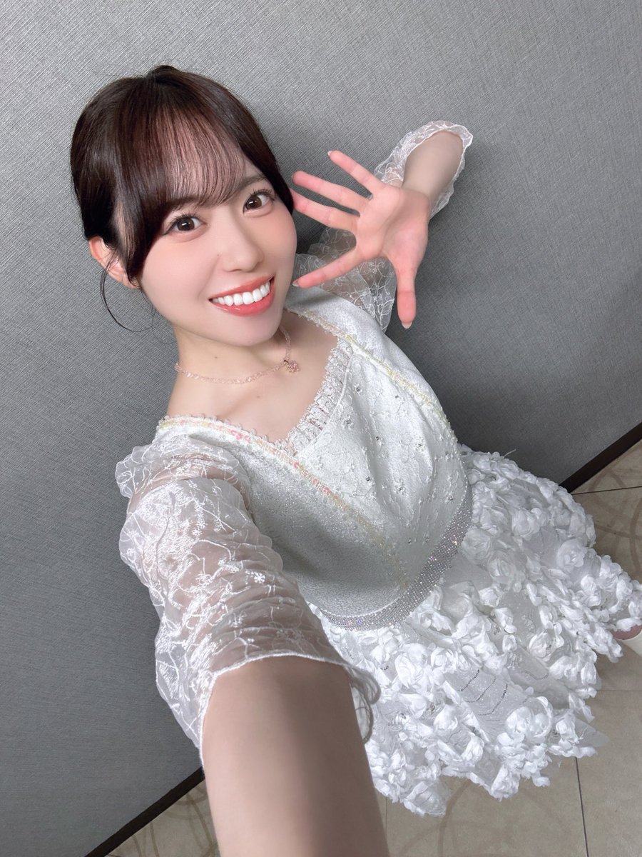 SayuriDate's tweet photo. 『伊達さゆり Fan Meeting Tour 2026』
福岡公演🍜 #伊達さゆりFM2026
昼夜ともにありがとうございました！！🌷

前回の大阪公演から1ヶ月以上経ちまして
今日この日をずっとずっと楽しみにしておりました😚
どんなことしようかな〜！ワクワク！
と思っていましたが、本番では私の方がワクワクさせられてしまって！🤣
とても楽しく、じーんとくる1日でした🥲✨

個人的にはね、アーティストデビューを発表した時に着ていた水色のお衣装で今回歌をうたえたこと。
そして、20歳のイベントで着たお衣装で
「First Feelings」を歌えたことがとても嬉しかったんだ...!!!!!✨

次の9/30東京公演に繋がるような
そんな1日にもしたかったから
みんなのおかげで想いが溢れたよ〜！🙌
本当にありがとう！！

お衣装は、
🧚‍♀️ブルーハワイとイチゴのかき氷ちゃん
🪽純白の羽を身に纏い...！ちゃん
でした✨(名前今考えた)