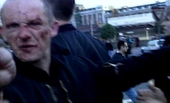 outsidersesp's tweet photo. El 12 de septiembre de 1992 los neonazis de Blood & Honour y el fascista British National Party convocaban a sus militantes y simpatizantes en la estación de metro londinense de Waterloo para asistir al que tenia que ser el mayor festival de música neonazi de la década.

Al correr la noticia de la convocatoria, Antifascist Action se puso en marcha para darles una bienvenida que no olvidarian jamás. Cerca de 2.000 antifascistas se reunieron en la estación para apalear a los grupos de neonazis a medida que iban llegando al lugar de encuentro. A medida que la tarde iba avanzando, otros grupos de jóvenes, especialmente negros, se fueron uniendo a la fiesta de caza al fascista. Durante horas y hasta la madrugada los antifascistas se enfrentaron a los neonazis y también a la policia, con el resultado de decenas de heridos y cerca de 40 personas detenidas.