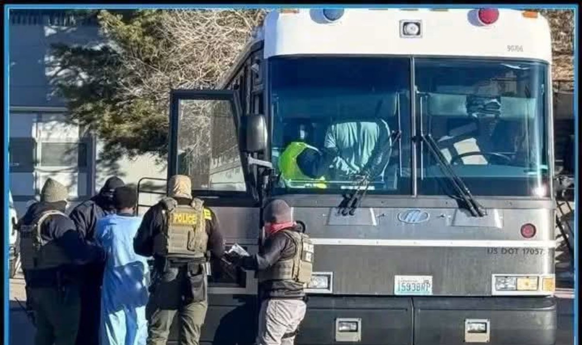 ag_0012's tweet photo. SOMALIS ARE BEING LOADED ONTO BUSES IN MINNESOTA AND RETURNED TO THEIR HOME COUNTRY.

DO YOU SUPPORT THIS? https://t.co/bQRnd3i3uU