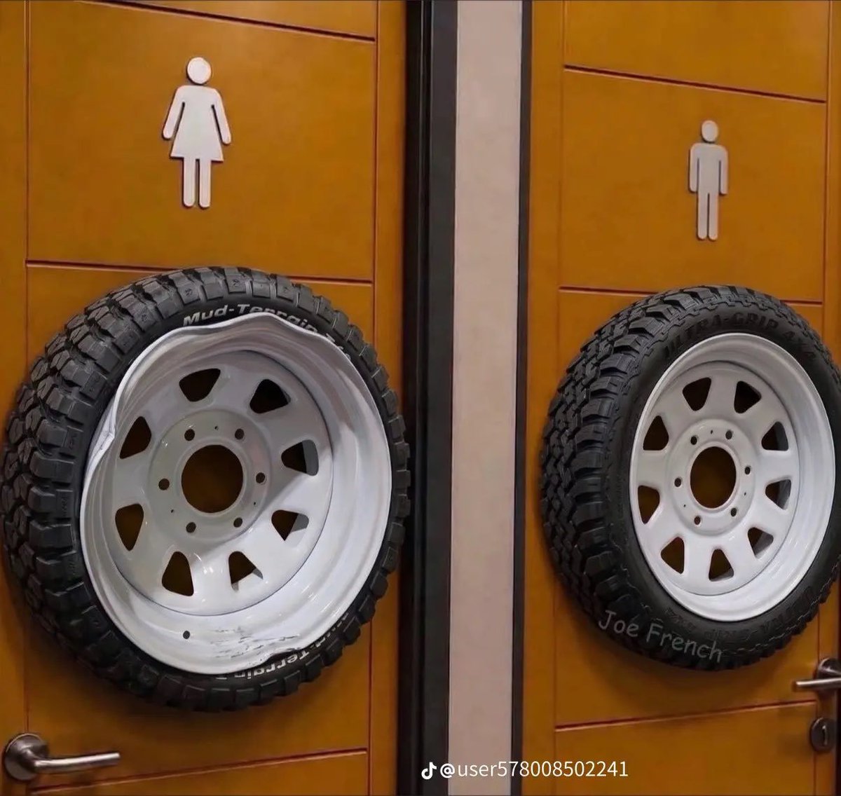 dfwtexn's tweet photo. @Ami_Marisol The restrooms adjacent to the lobby of that jail. https://t.co/nS1UY2EuxT