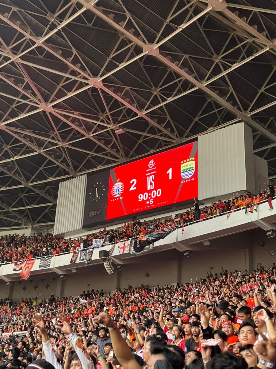 indomierebus__'s tweet photo. JAKARTA YOUR HELL ,BITCH @persib  ,jakarta stay high https://t.co/L5ow0s16pY