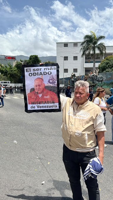 EmmaRincon's tweet photo. 🚨 ÚLTIMA HORA 

La dictadura de Delcy Rodríguez ha secuestrado una vez más a un hombre por protestar. 

Oscar Morales López fue llevado a la fuerza por hombres armados del régimen vestidos de negro en un Jeep blanco sin placas, en La Candelaria.

Continúa la represión política en Venezuela.